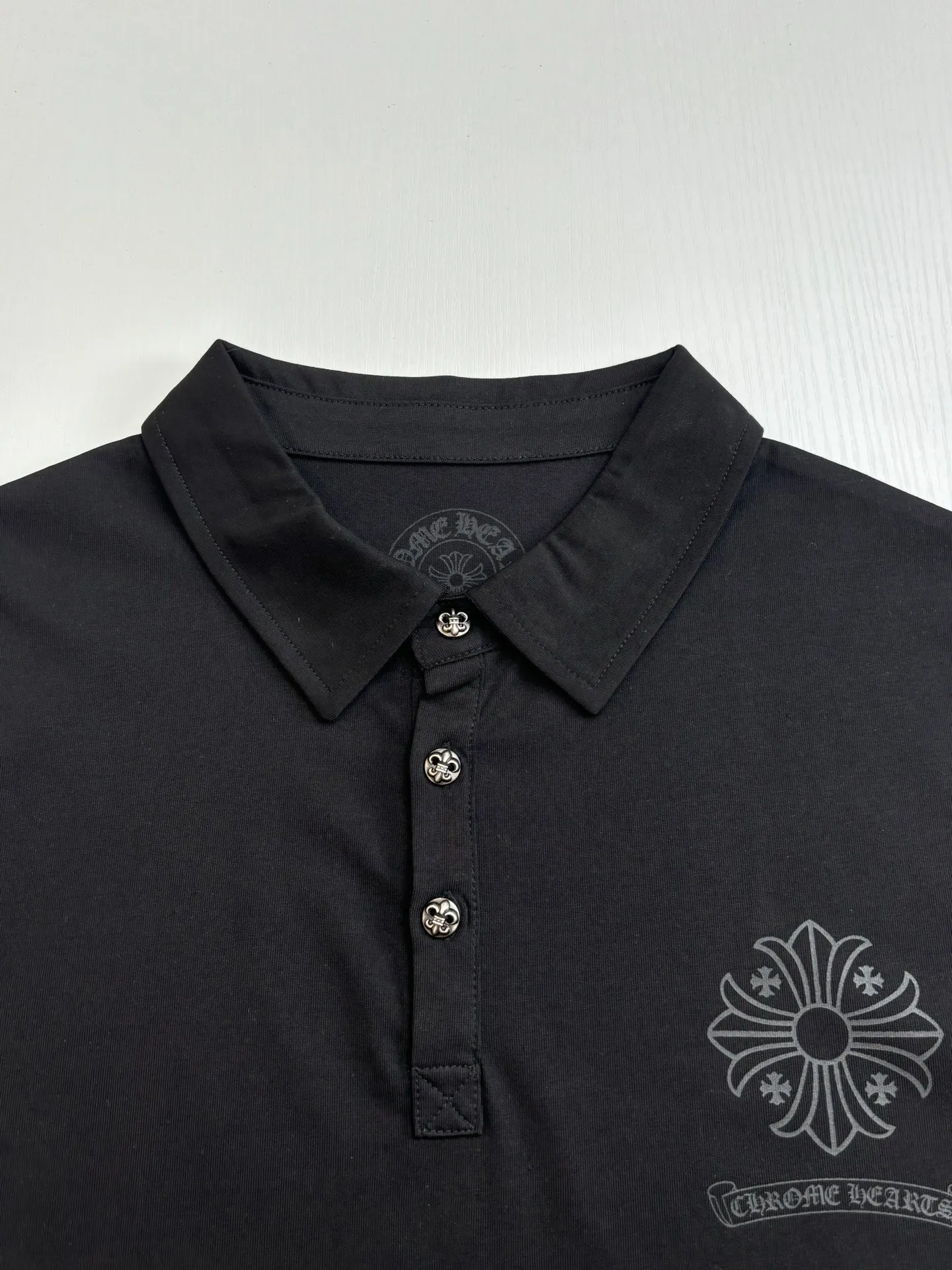 🅿️270 Come Hearts*/Cro Heart 25Ss new dark pattern cross flower scroll polo shirt. The fabric is made of tailor-dyed 230G cotton fabric. Cross dark pattern scroll printing on the chest. Collar hardware molding. Customized accessories. Size: S/M/L